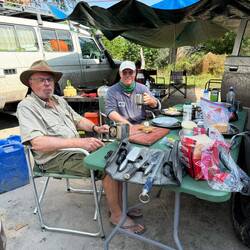 ...nach all der (erfolglosen Mühe) ein herzhaftes Frühstück für die Männer vom Abschlepper...
