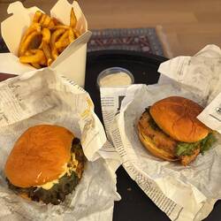 Wieder zurück in München habe ich mir erstmal ein fettiges Essen gegönnt! Alles meins 😅