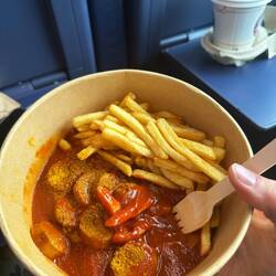 ... und zur Einfahrt ins Ruhrgebiet erstmal ne Currywurst mit Pommes im ICE