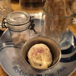 Merluzzo essiccato a destra e squalo fermentato bello chiuso ermeticamente, con burro salato