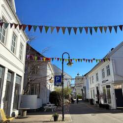 Bandierine all'uncinetto decorano FlekkeFjord