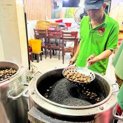 Dans un rue de Saïgon, un parfum inattendu de marrons grillés.