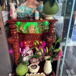 À la boulangerie, offrande d'ail sur l'autel des ancêtres