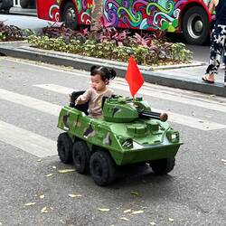 Le char est téléguidé par le papa. Une bonne idée de cadeau !