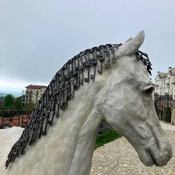 vor der Kirche Pferdestatue mit Schweif und Mähne aus Schlüsseln
