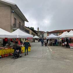 Man feiert das Fest "Il Domenica di Pasqua (o della Divinamisericordia)" mit Markt und landw. Ausst.