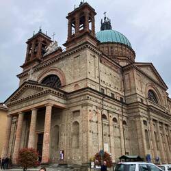 und fahren durch Dogliani, wo gerade die Messe zu Ende ist