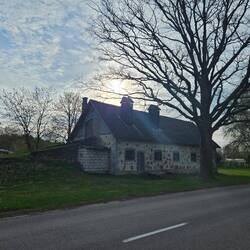 Haus in der Morgensonne mit Einfahrt zum Heuboden.