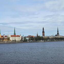 Blick von Rigas Brücke auf die Stadt