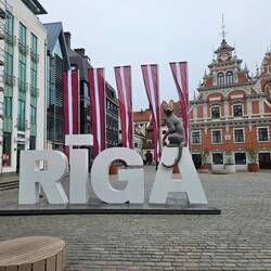 Schwarzhäupterhaus im Hintergrund