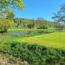 Blick über die Alme auf den ehemaligen Bahnhof