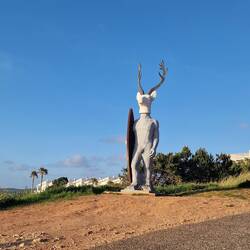 "Veado" - Statue, die eine Legende aus dem 12.Jh und Big-Wave-Surfer verbindet