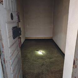 Spuren der Isolation: Fußfesseln in einer kahlen Zelle des Sighet-Gefängnisses.