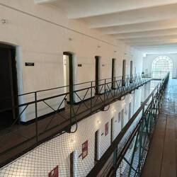 Kalter Flur im Memorial von Sighet – Zeuge einer Zeit der Angst und Unterdrückung.