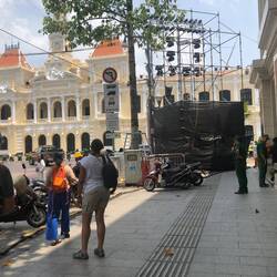 perspective mairie un peu gâchée par toutes les installations pour les festivités du 30/04
