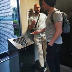 In Japan ist es verboten auf der Straße zu rauchen, es gibt extra kleine Buden..