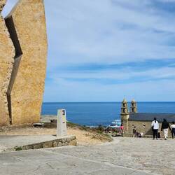 The monument, the 0.00km marker and the church