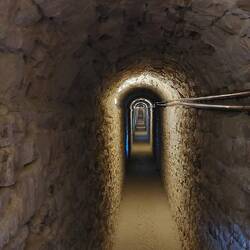 Ein enger, ewig langer Gang zu einem etwas abgelegenen Turm