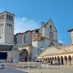 Bildmitte: Eingang zur Unterkirche, Treppe hoch: Eingang zur Oberkirche