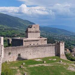 Blick vom Turm, links ist der Gang von außen zu sehen