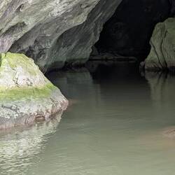 Hier dürfen wir ein Stück in die Höhle fahren