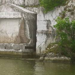 Das bescheidene serbische Gegenstück zur Decebal-Skulptur auf rumänischer Seite