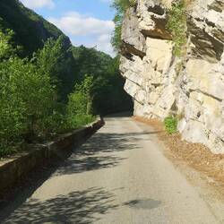 So sind sie halt oft, die Straßen: Gut in Schuss, aber eng