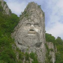 Decebal nochmal vom Wasser aus fotografiert