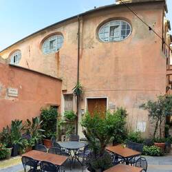 und immer wieder kleine Piazze, umrahmt und dekoriert mit Topfpflanzen