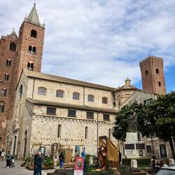 Cattedrale di San Michele und dahinter Battisterio Paleocristiano und Torre Costa Balestrino