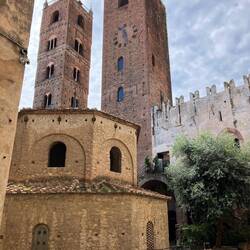 Das Battistero Paleocristiano mit Glockenturm