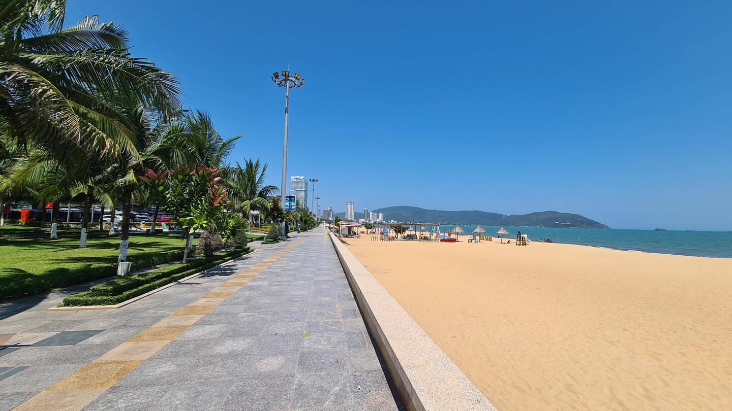 Der Strand ist menschenleer