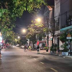 Leere Straßen, mit Kindern, die Fußball spielen bei Nacht