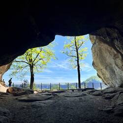 Gleich neben dem Felsentor „Kuhstall“ befindet..