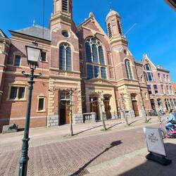 Kirche mitten in der Häuserfront integriert