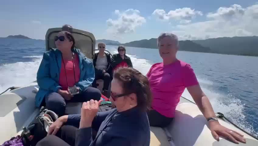 Statt weitere 7 harte Kilometer zu laufen, nehmen wir das Schnellboot von Aperlai