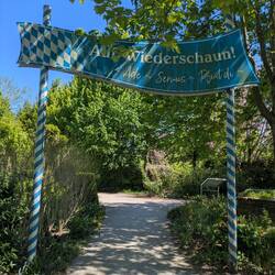 Gibt sogar einen bayerischen Biergarten 😂