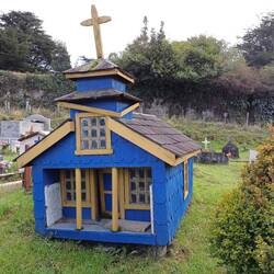 und Grab des ersten Priesters in Form der Kirche