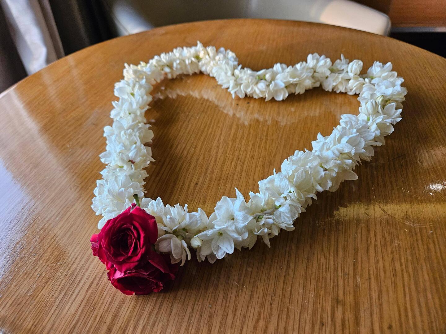 Collier de fleurs en guise de bienvenue