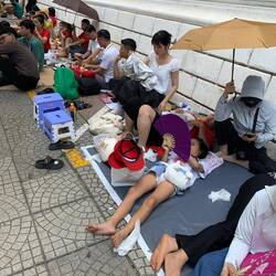 Certains ont dormi dans la rue pour assister aux festivités.