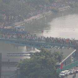 sur la passerelle bleue