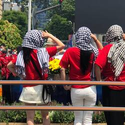 Sous l'ardent soleil, on se protège comme on peut.