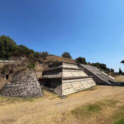 Teile der restaurierten Pyramide