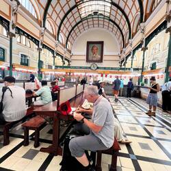 Intérieur de la poste, Alain y écrit ses cartes postales.