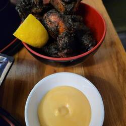 Das Karaage ist extra schwarz eingefärbt