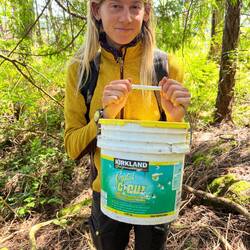 Ein Eimer-Cache, mit 25 Jahre altem Logbuch