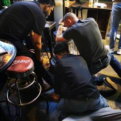 Ryan, Kanadier, weißt einen Ami mit zu großer Fresse zurecht. Die Cops waren 2 Minuten zu spät