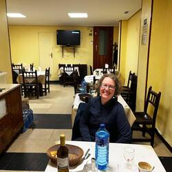 Restaurant in kleinem Ort. Dreigängiges Menü, Flasch Wein, Kaffee und Cognac. Beide zusammen 33 Euro