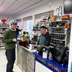 In diesem Ort war Hotel und Eisenwarenladen eins. Einchecken an der Theke.