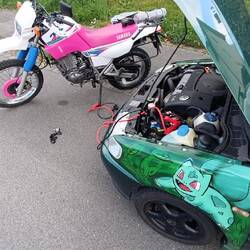 Fremdstarten, auf der anderen Seite vom Auto ist Pikachu, das hat mit Donnerblitz die XT gestartet